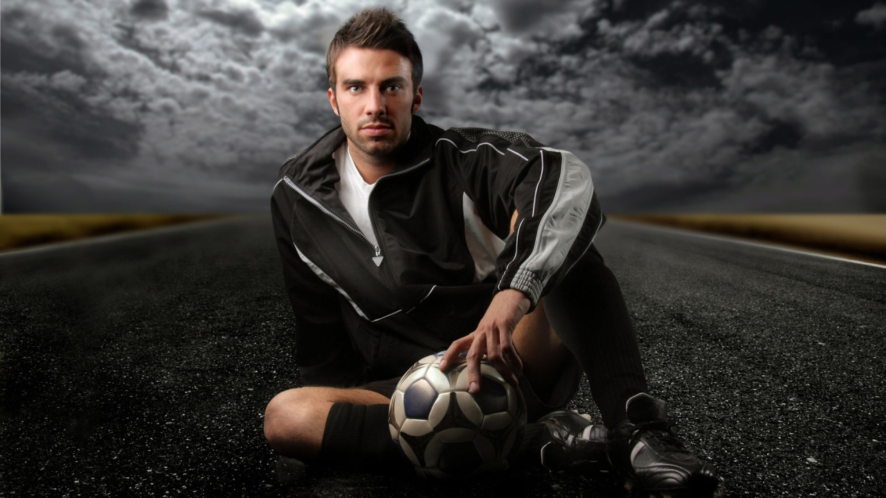 Футболист на дороге