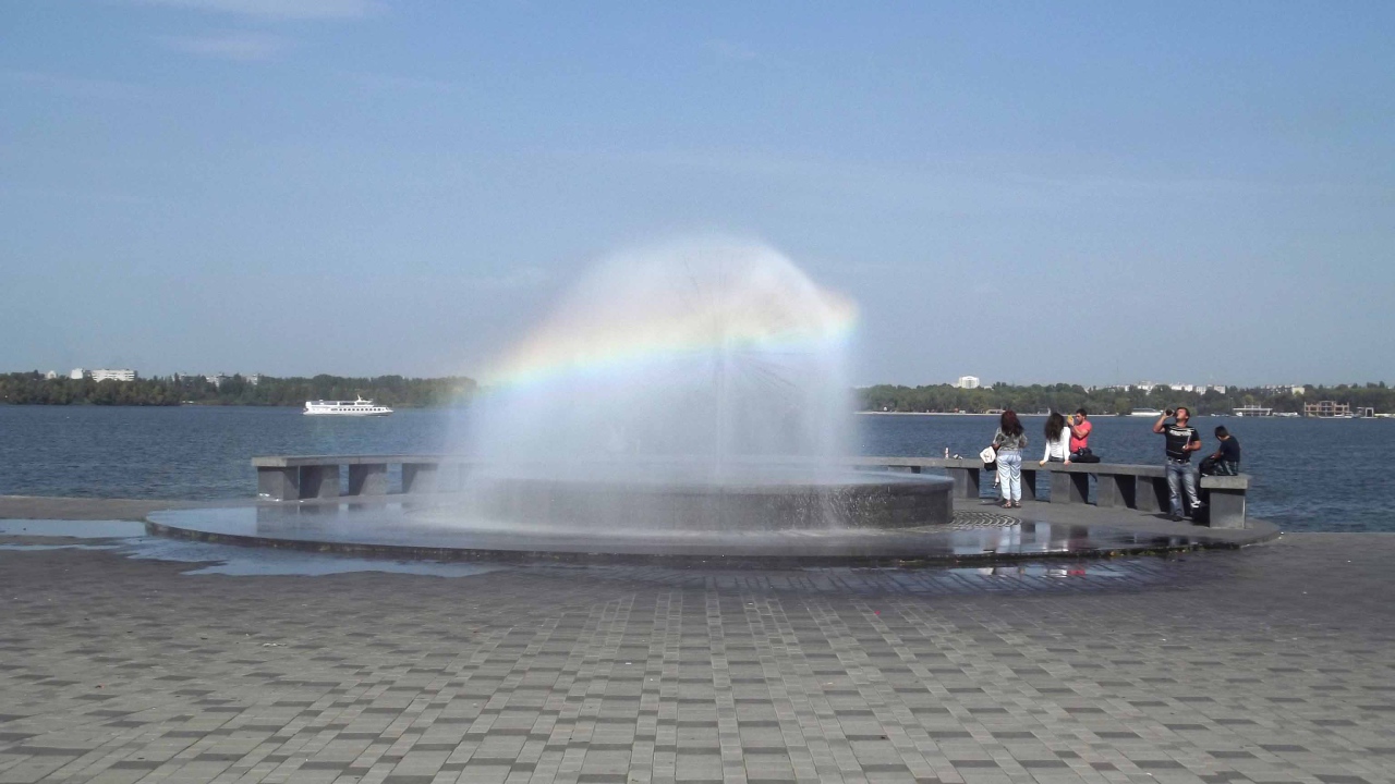 Фонтан на набережной Днепропетровск