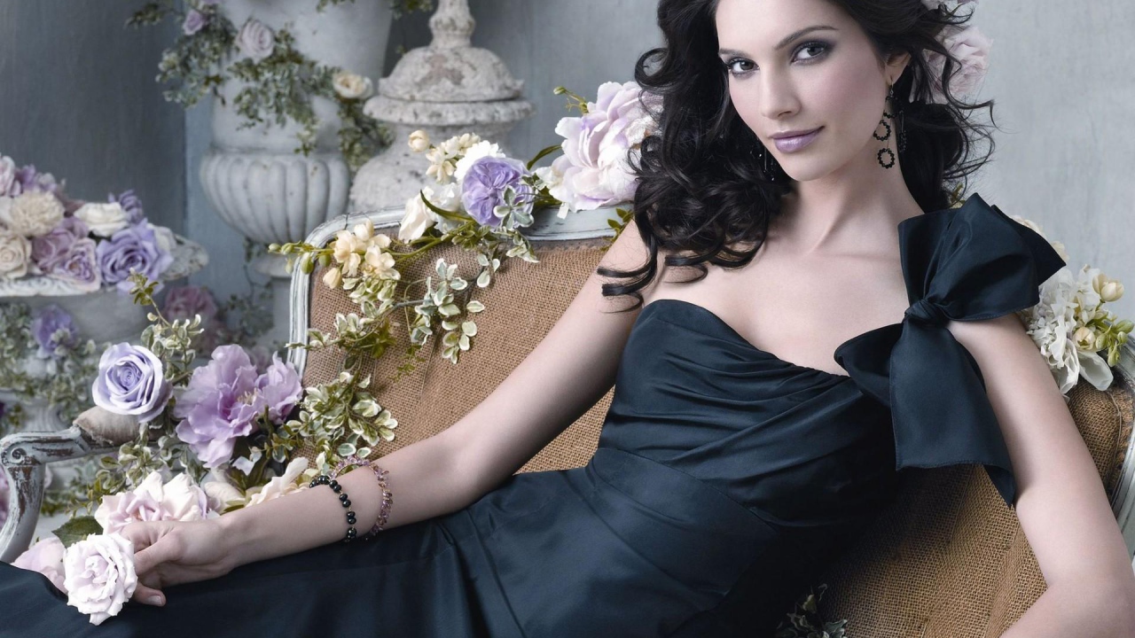 Девушка среди роз