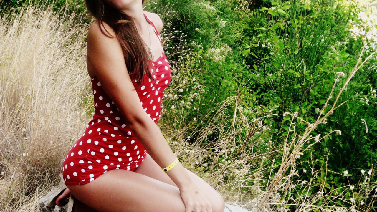 Девушка в красном купальнике
