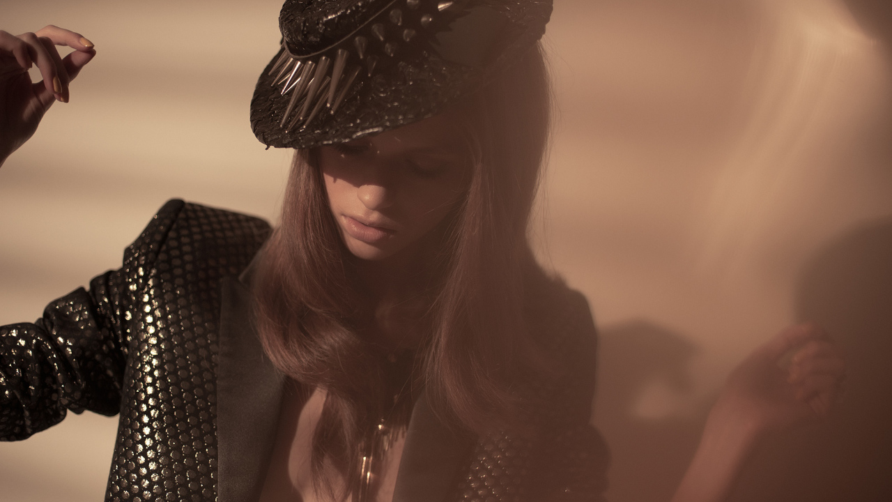 Девушка в чёрной шляпе