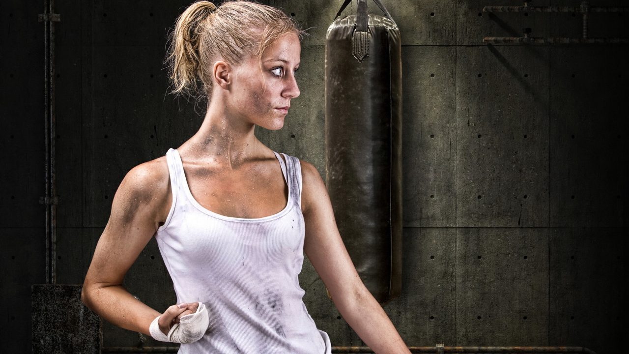 Девушка на тренировке