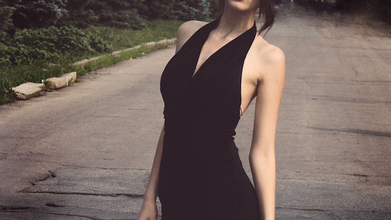 Девушка с цветком в волосах