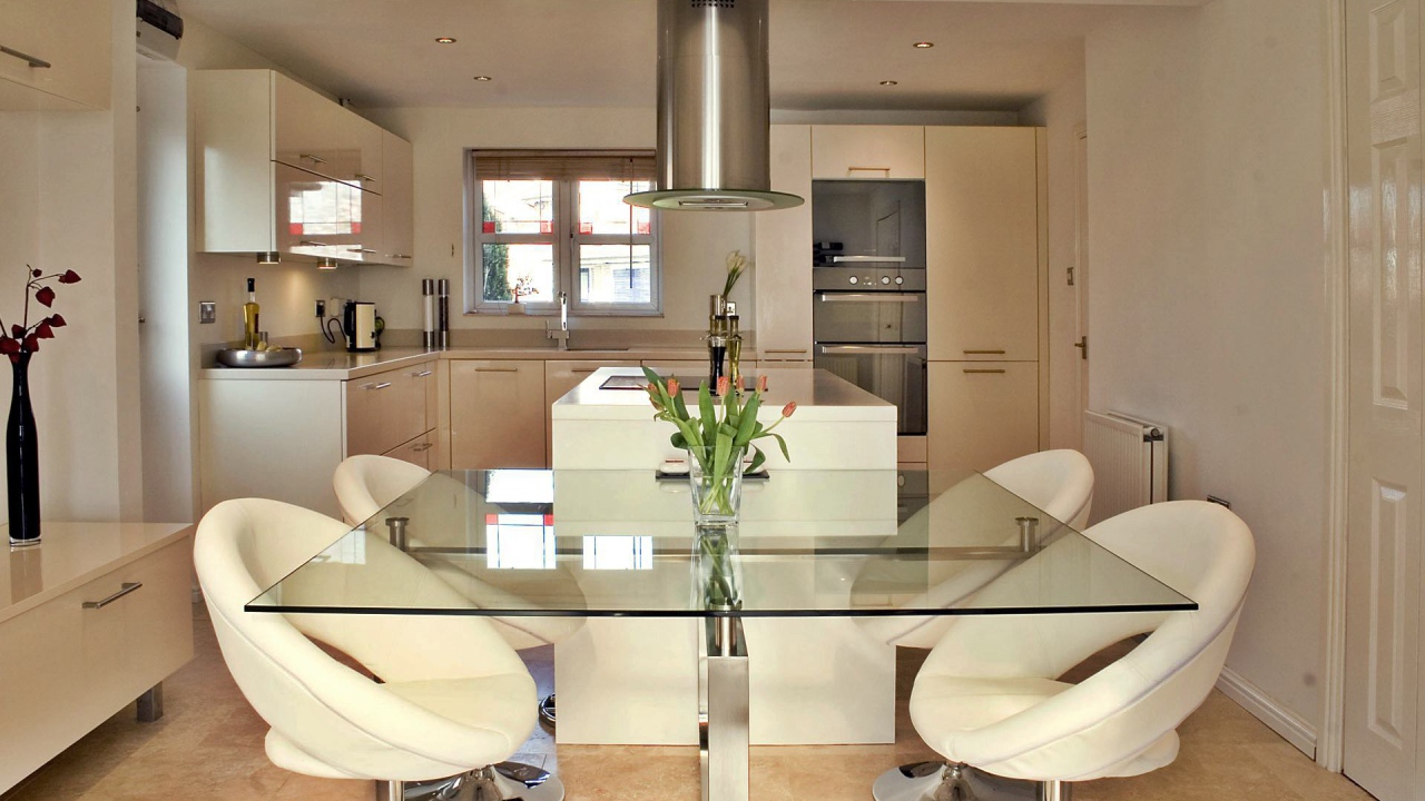 Стеклянный стол в столовой