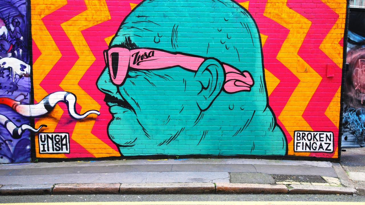 Граффити, синий человек в розовых очках