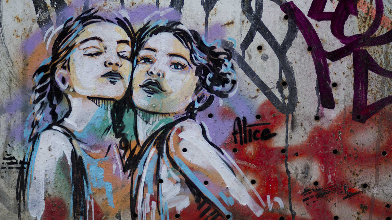 Граффити, две девочки