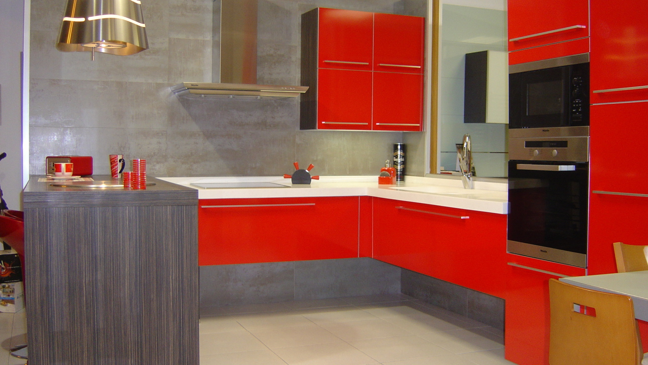 Серый и красный цвет на кухне