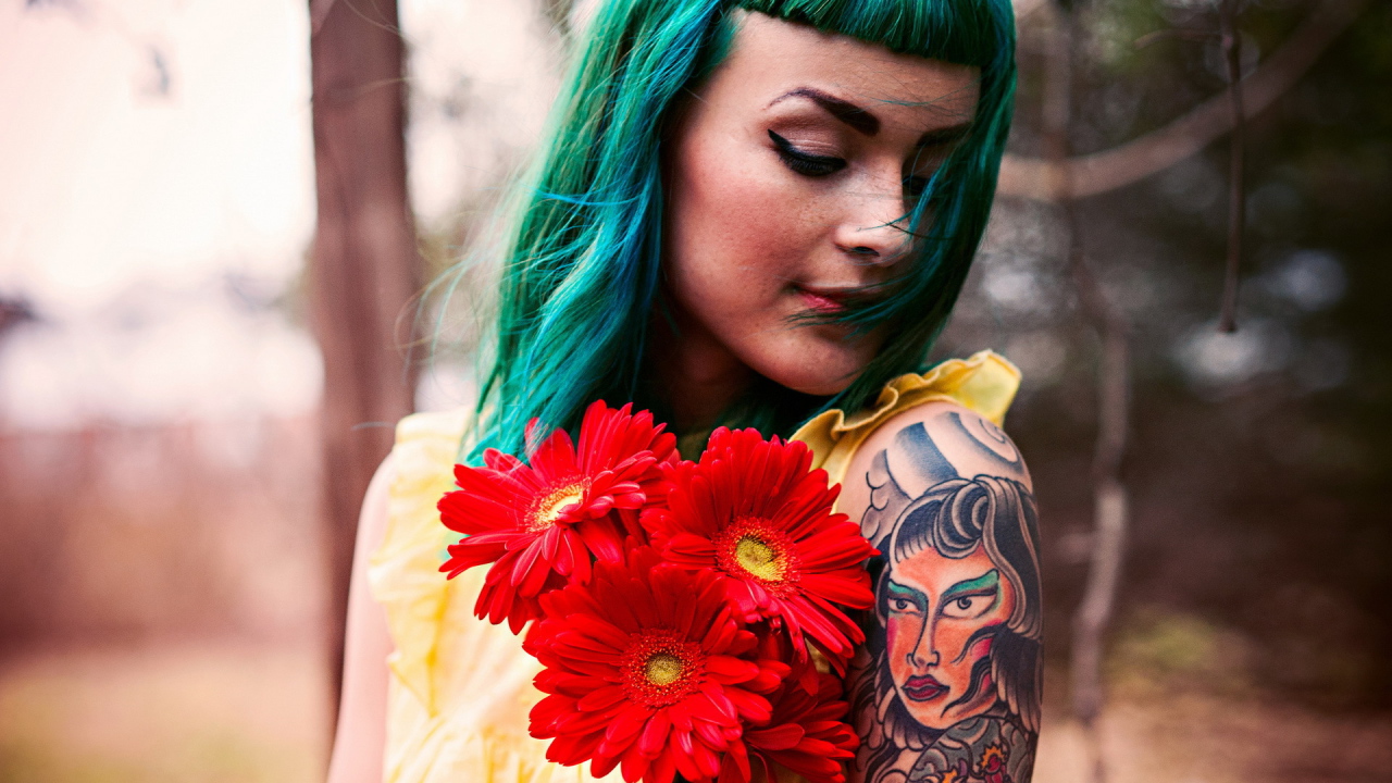 Зеленоволосая девушка с тату