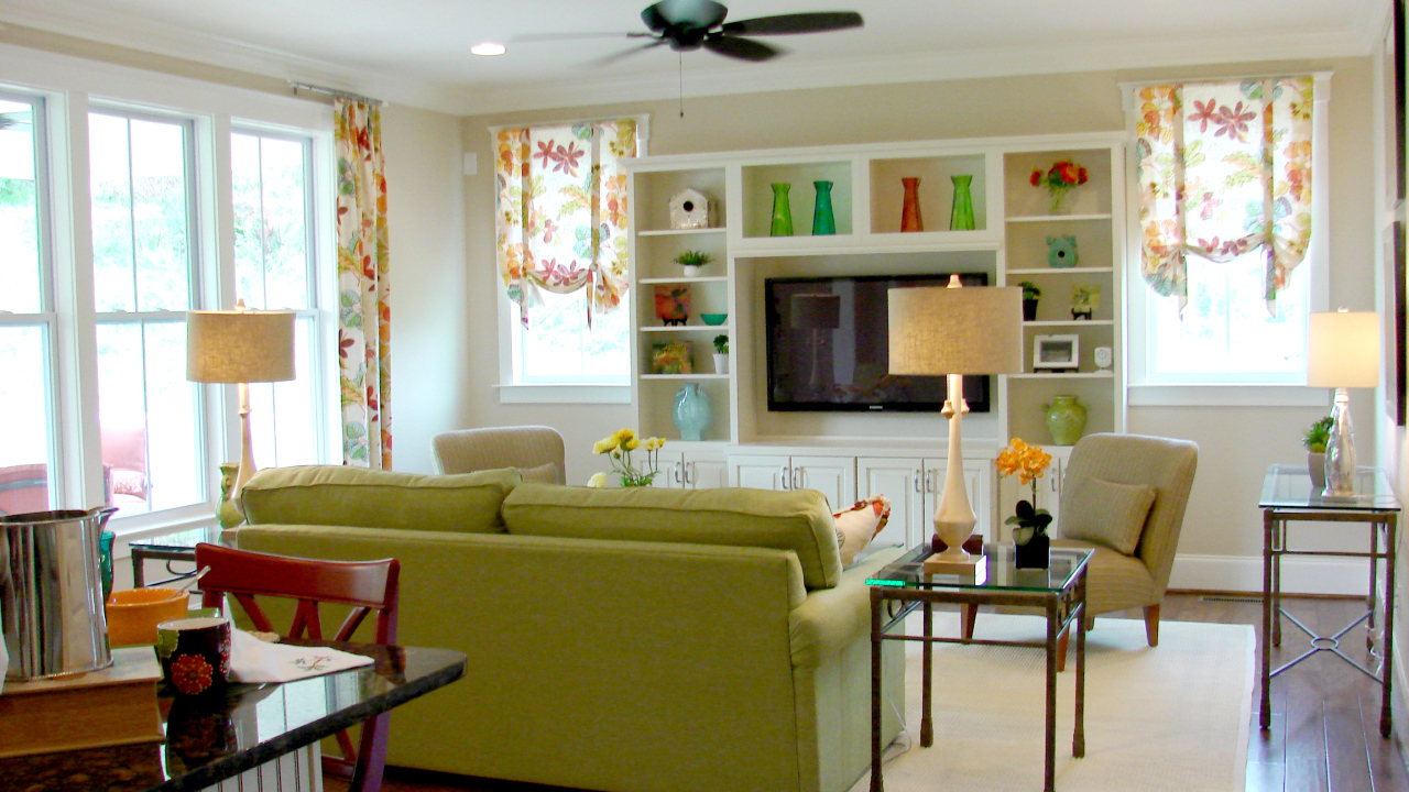 Зеленый диван в гостиной