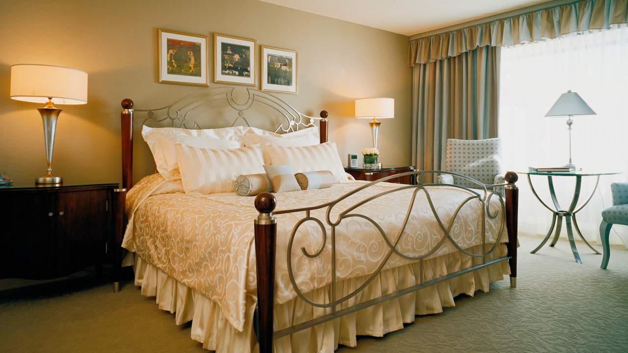 Железная кровать в спальне