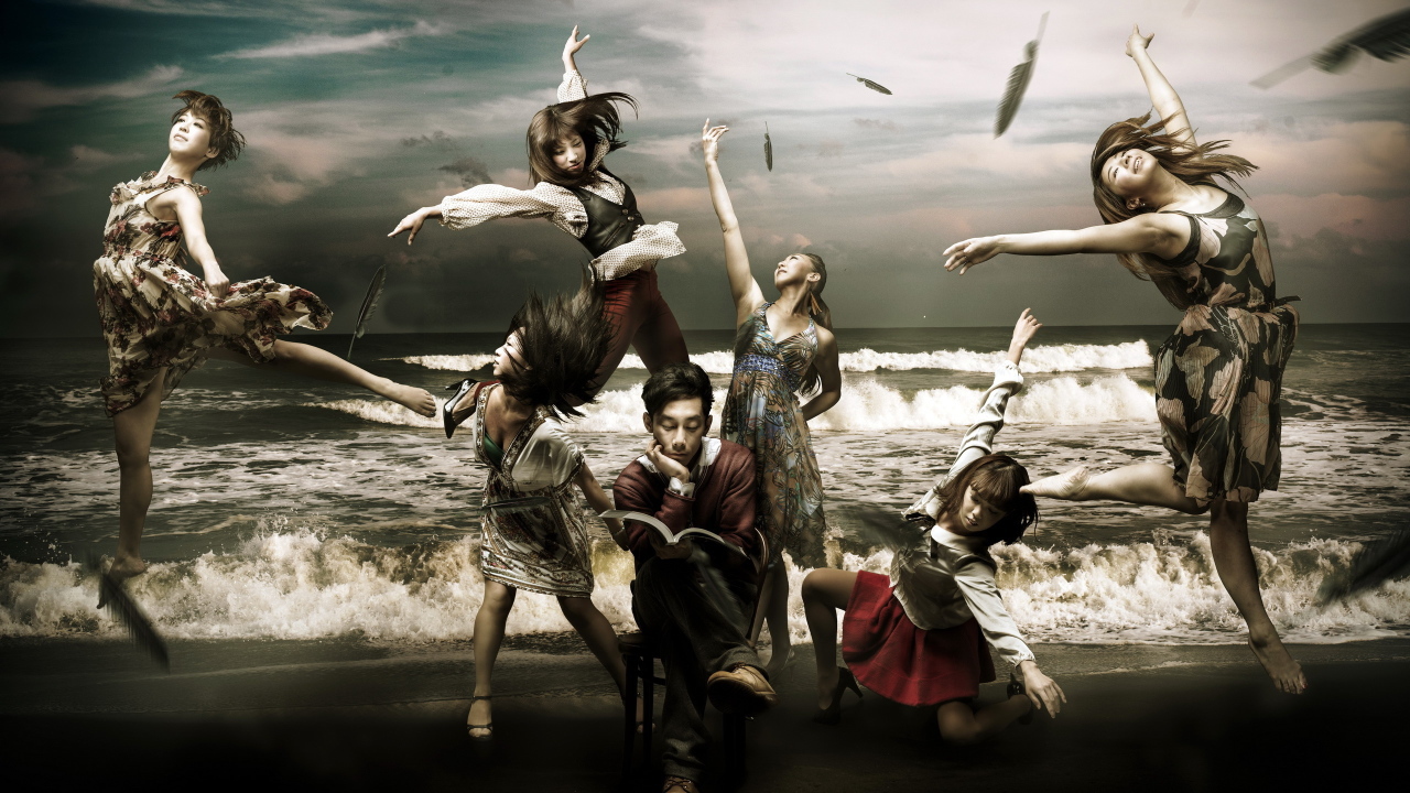 Японские балерины на фоне моря