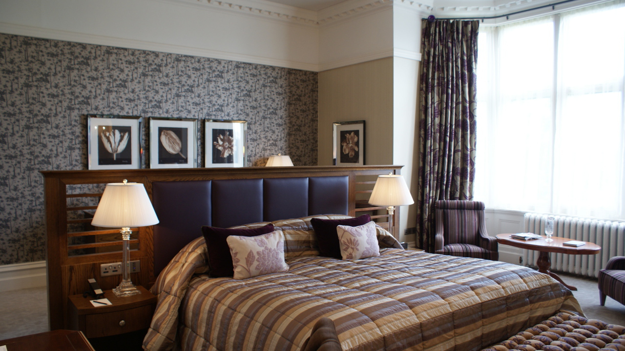 Большая кровать с кожаной спинкой