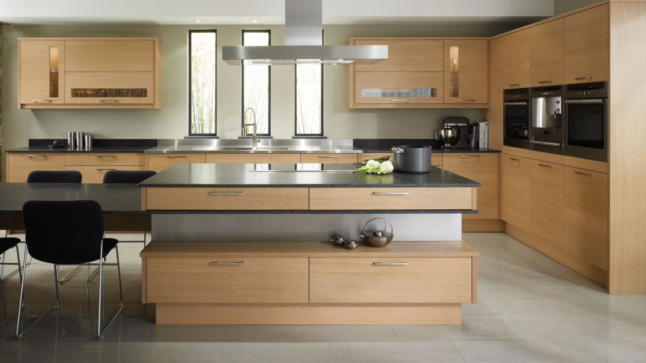 Просторная светлая кухня