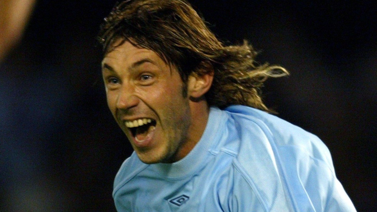 Легендарный футболист Александр Мостовой на поле