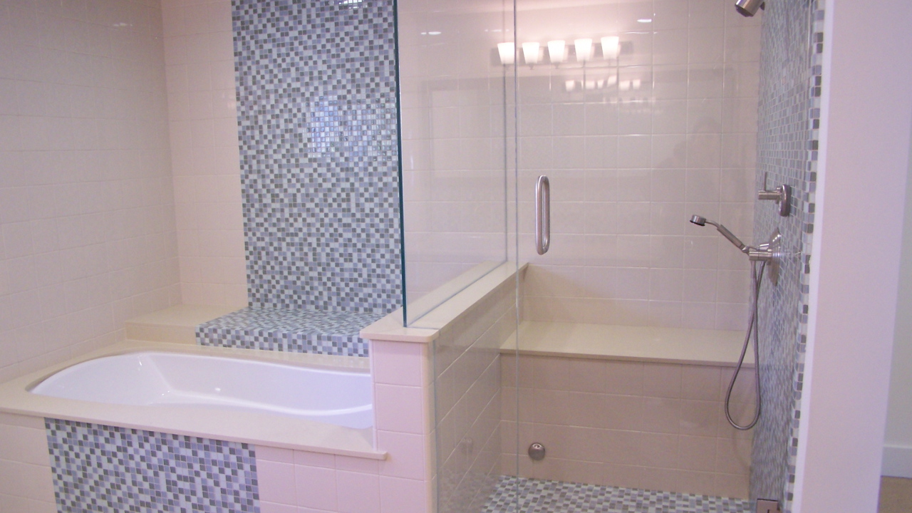 Нежно розовый кафель в ванной