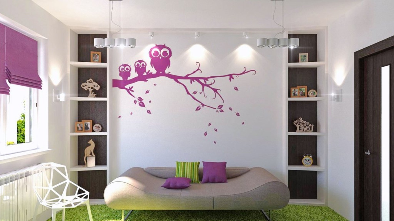 Сиреневая аппликация на стене в детской