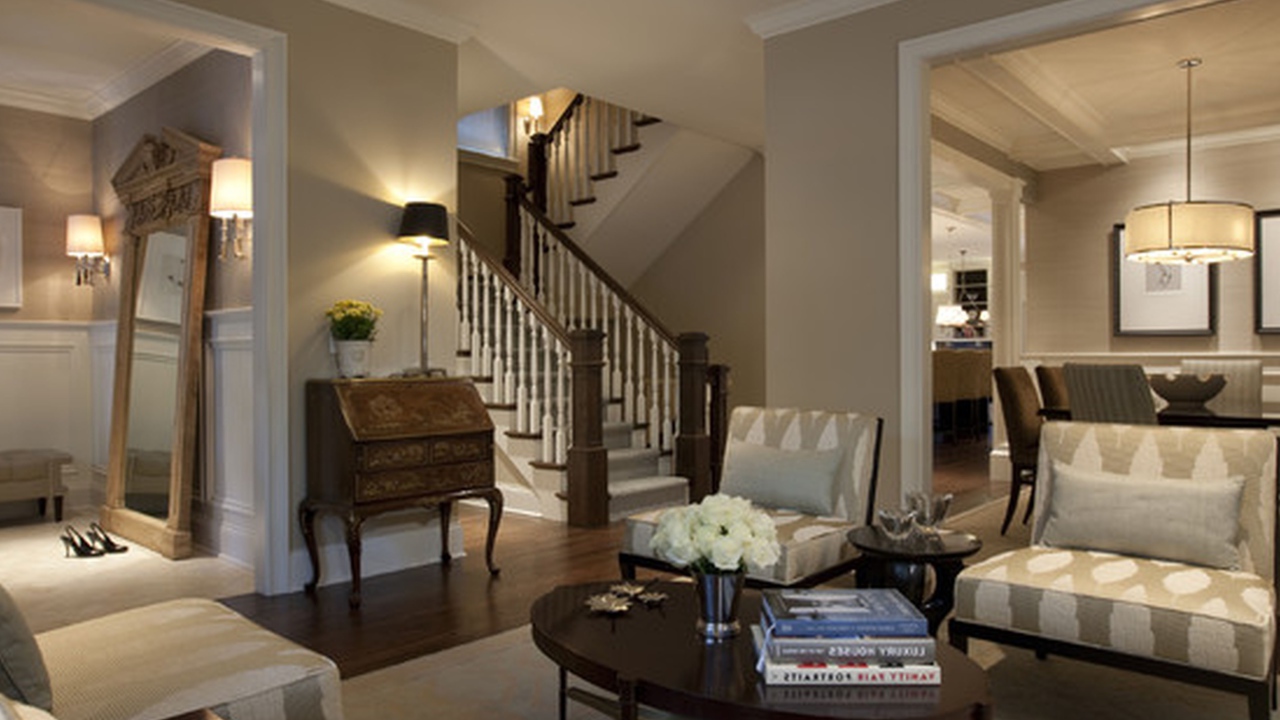 Гостиная с лестницей на второй этаж