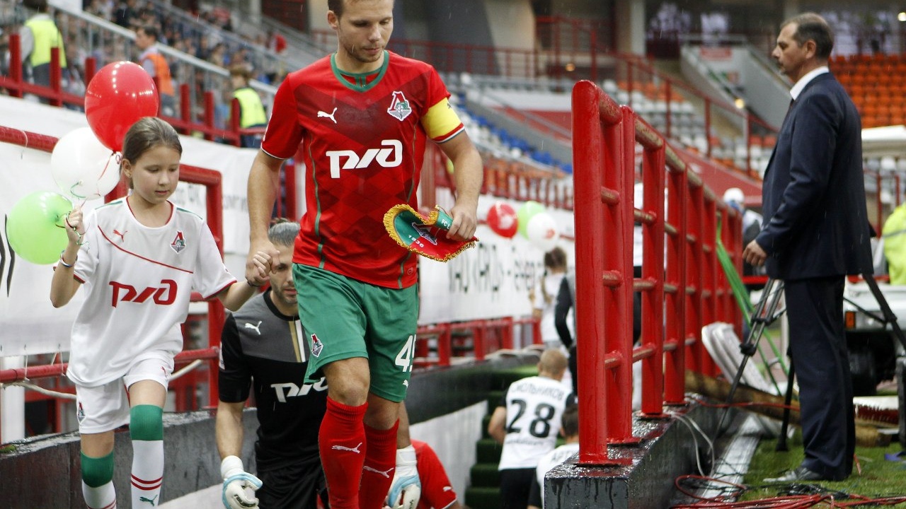 Защитник Локомотива Роман Шишкин выходит на поле