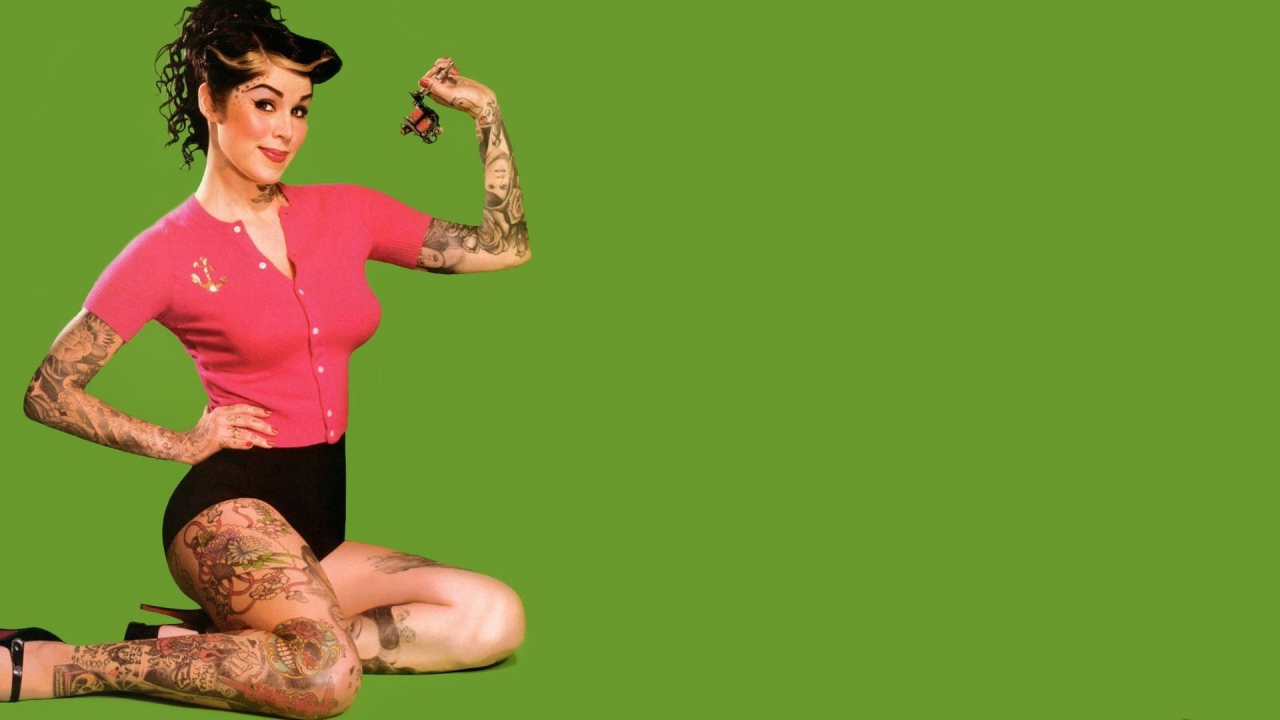 Много татуировок у девушки