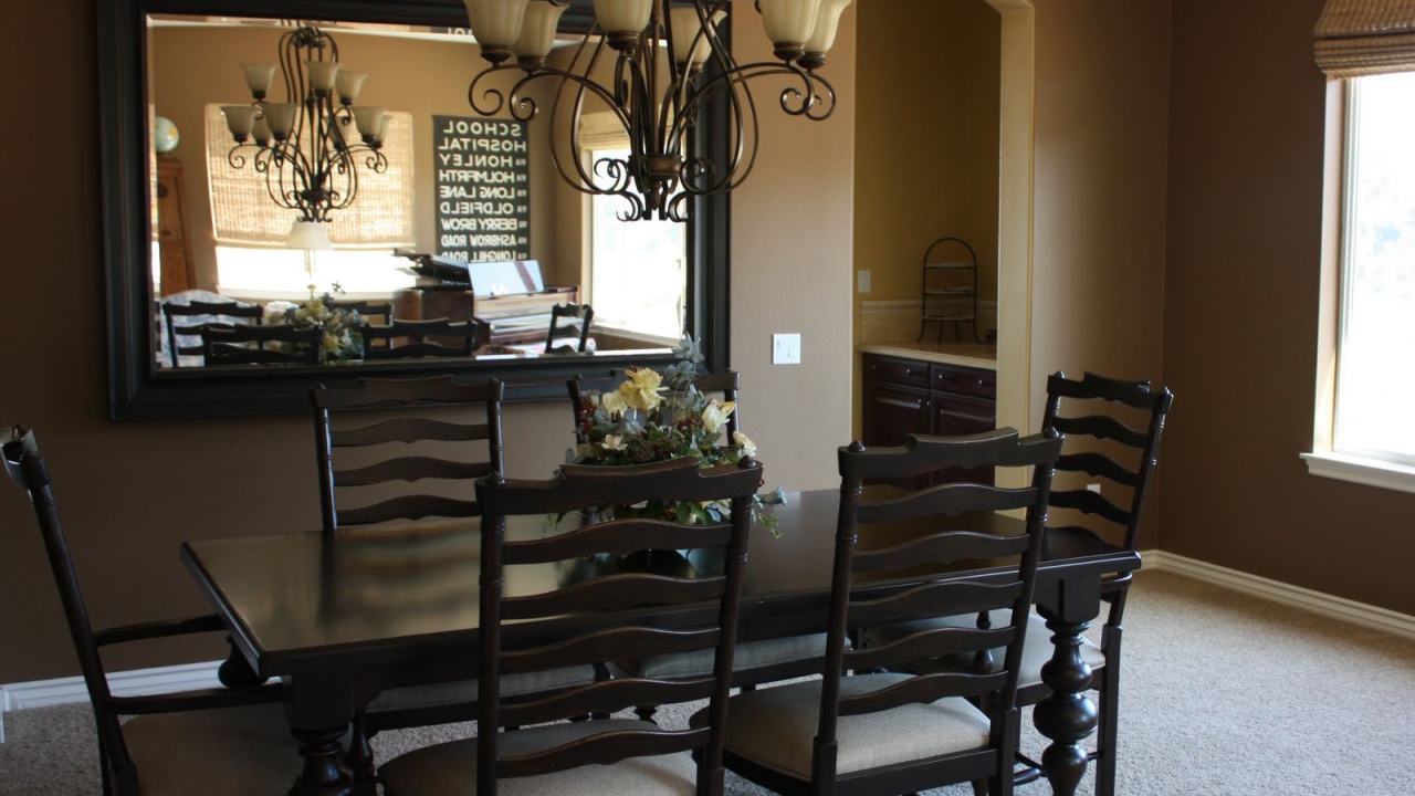 Зеркало на стене в столовой