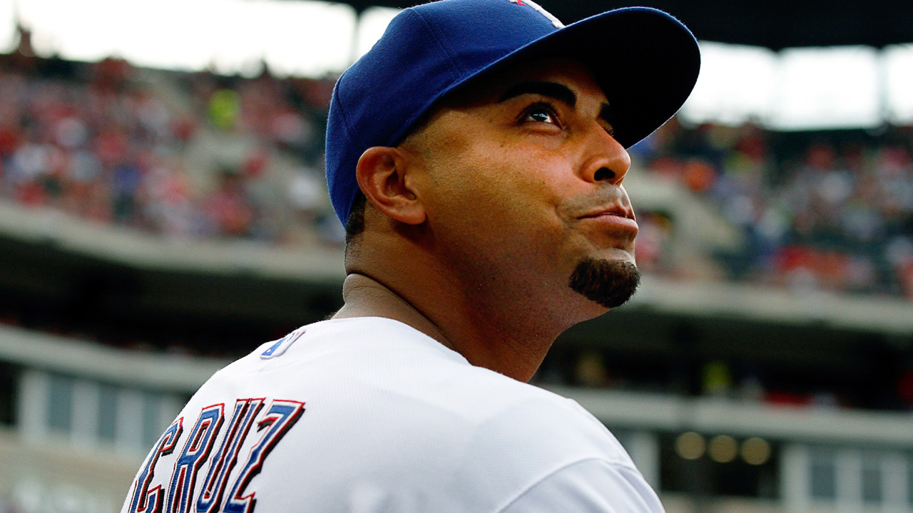 Нельсон Круз смотрит на поклонников бейсбола