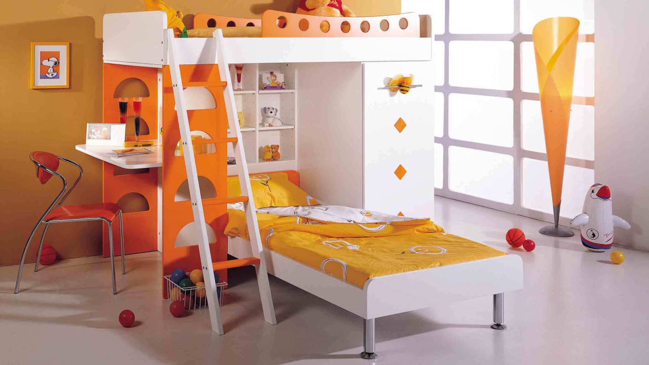 Оранжевая стена в детской комнате