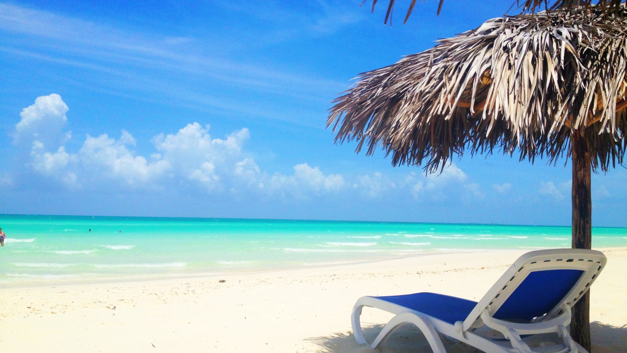 Пляжный зонтик на курорте Кайо Санта Мария, Куба