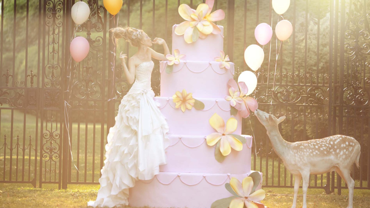 Фотография Красивая девушка и большой торт