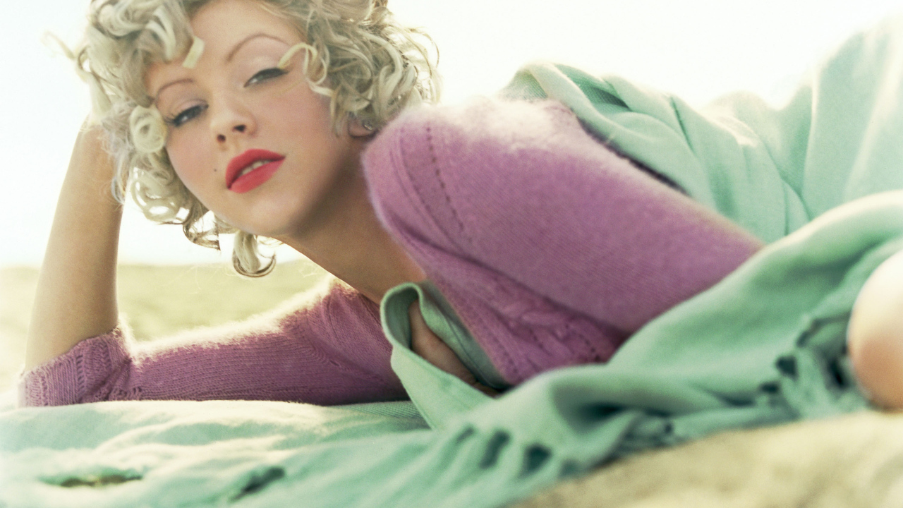 Фотография блондинка на кровати