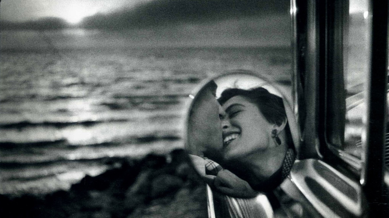 Фотография пара целуется в машине