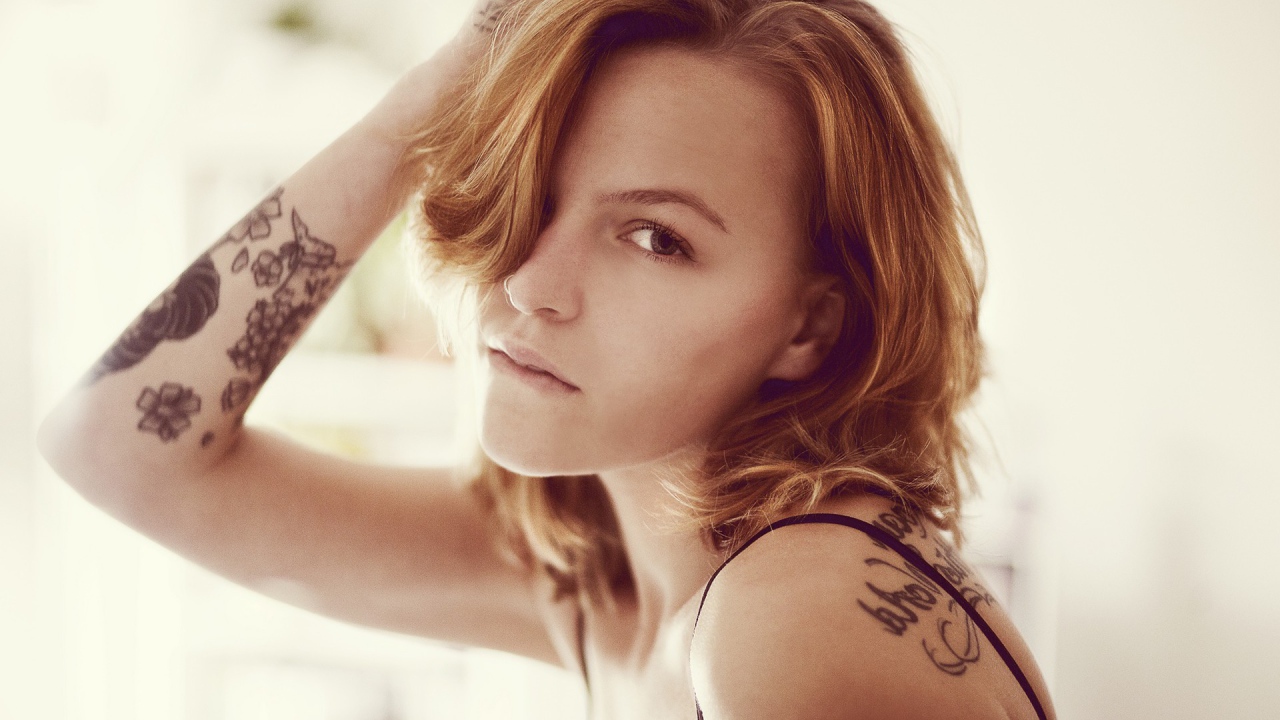 Портрет девушки с татуировкой