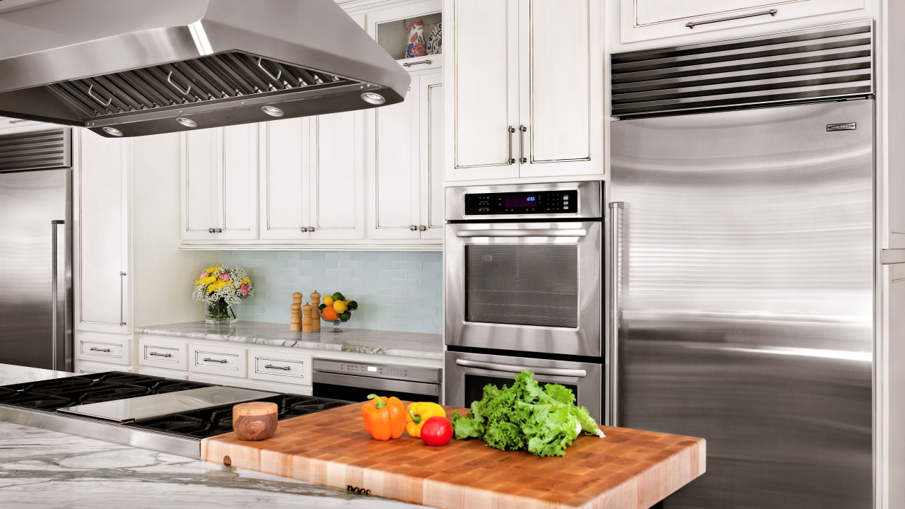 Продукты на столе в кухне