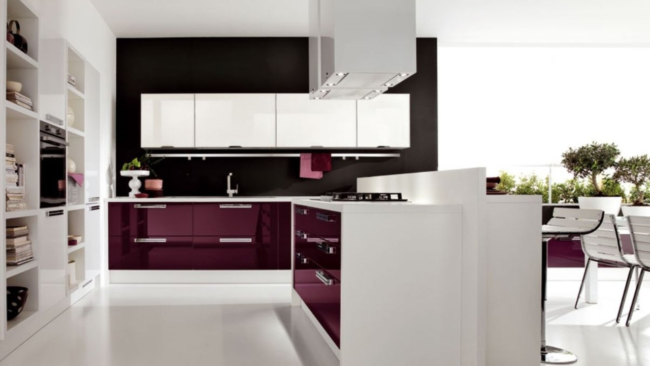 Лиловый цвет мебели на кухне