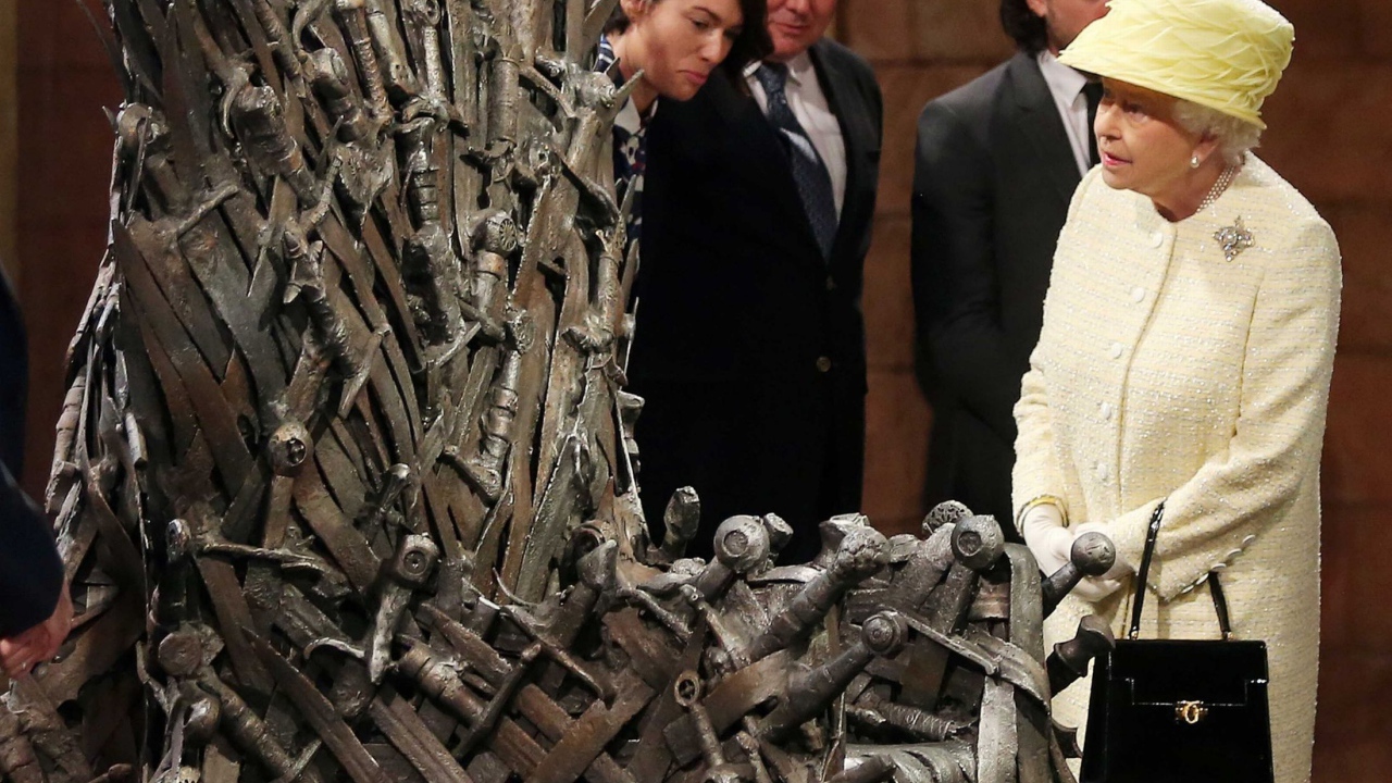 Королева Елизавета осматривает железный трон из сериала Игры престолов