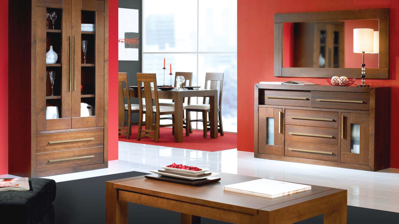 Красные стены в столовой