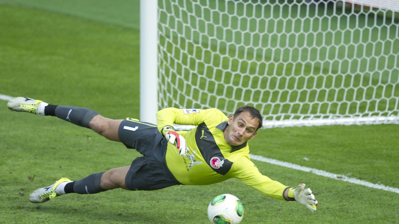 Сергей Рыжиков вратарь Рубина ловит мяч