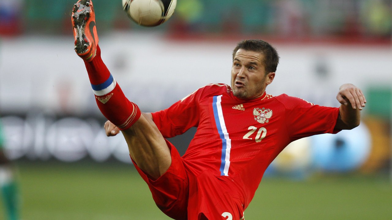 Полузащитник сборной России Виктор Файзулин бьет по мячу