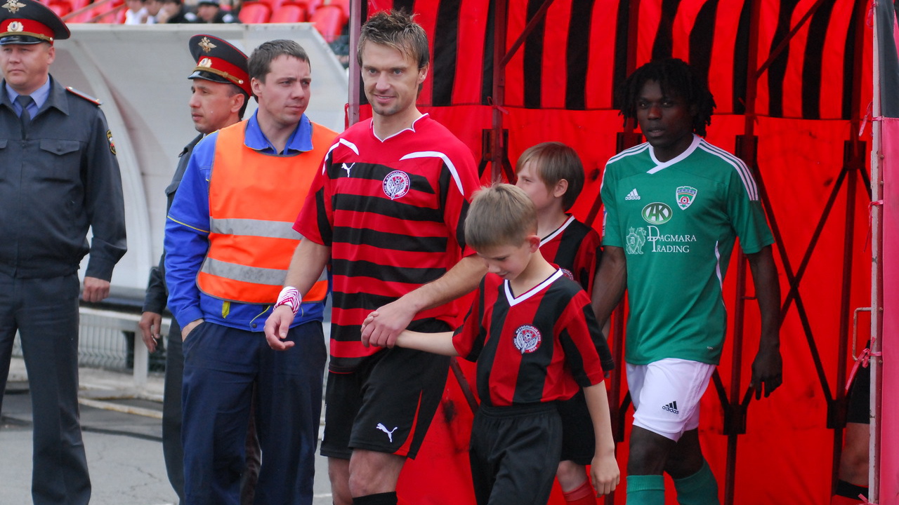 Сергей Волков нападающий Амкара с юным футболистом