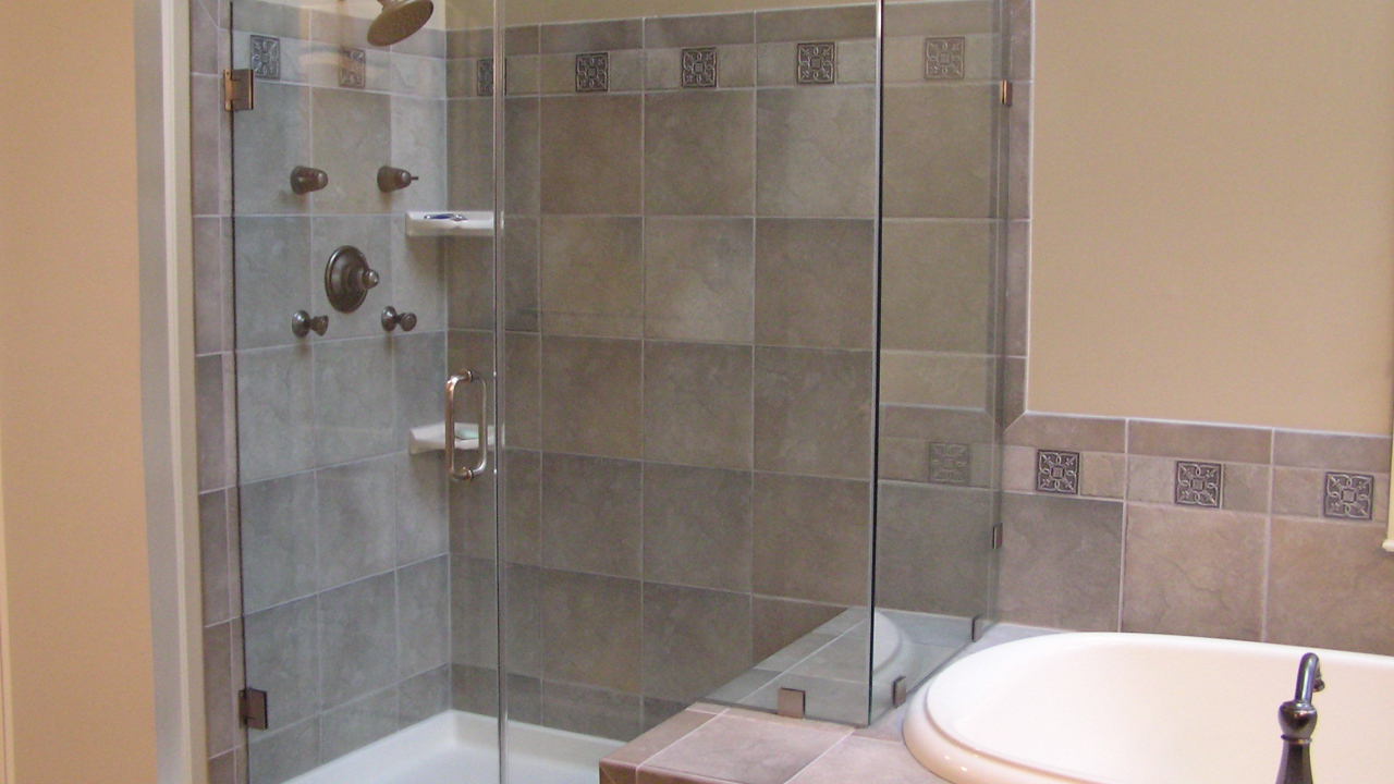 Раковина рядом с душевой кабиной