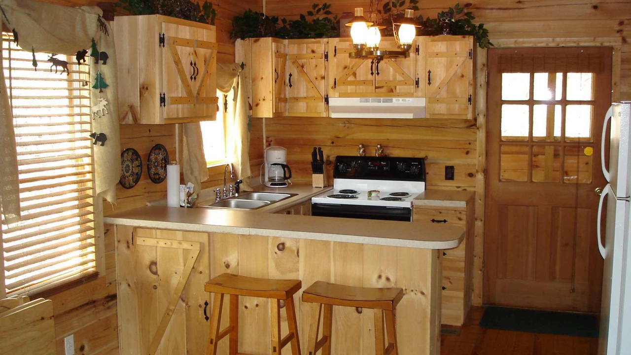 Небольшая деревянная кухня