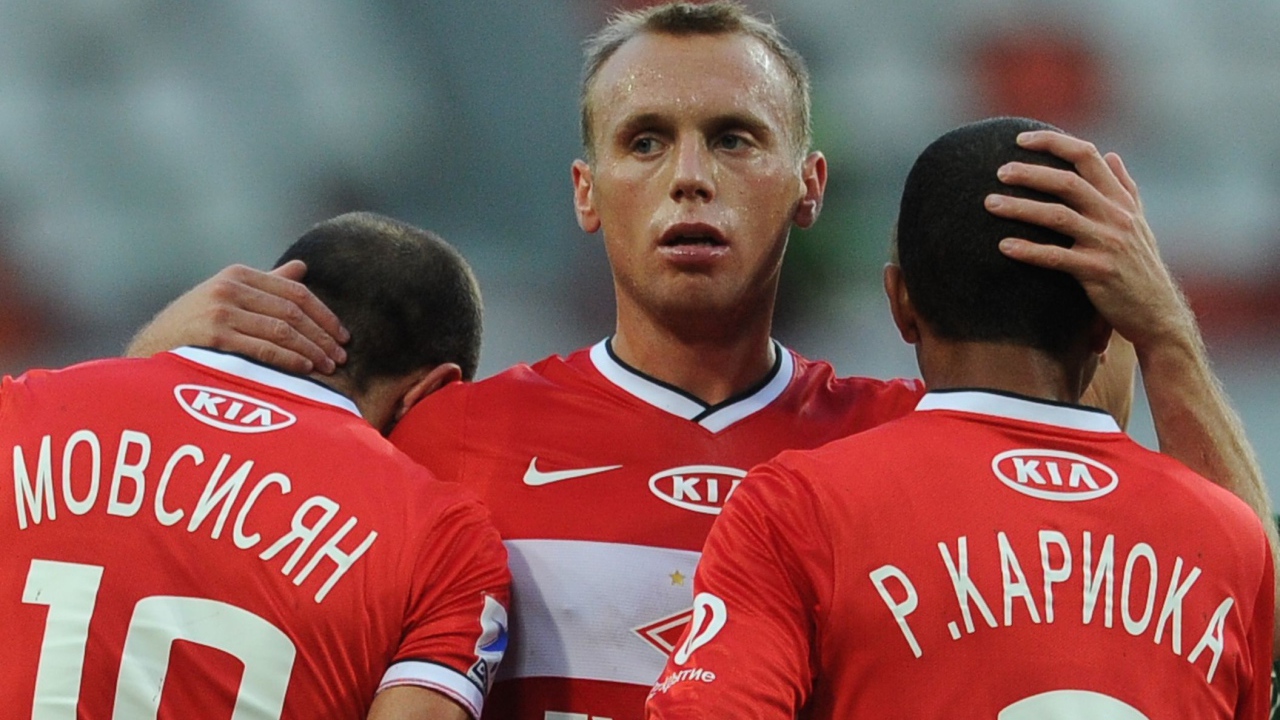 Денис Глушаков полузащитник Спартака с коллегами