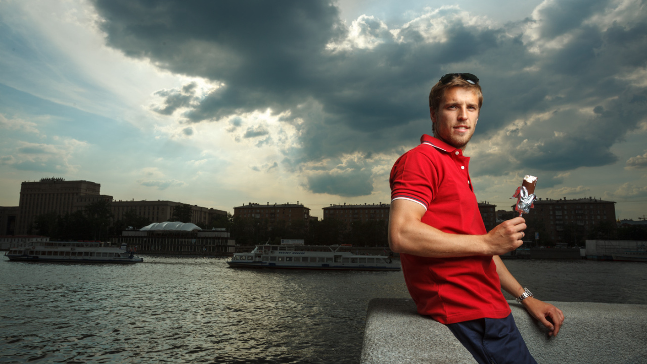 Полузащитник Спартака Дмитрий Комбаров в Питере