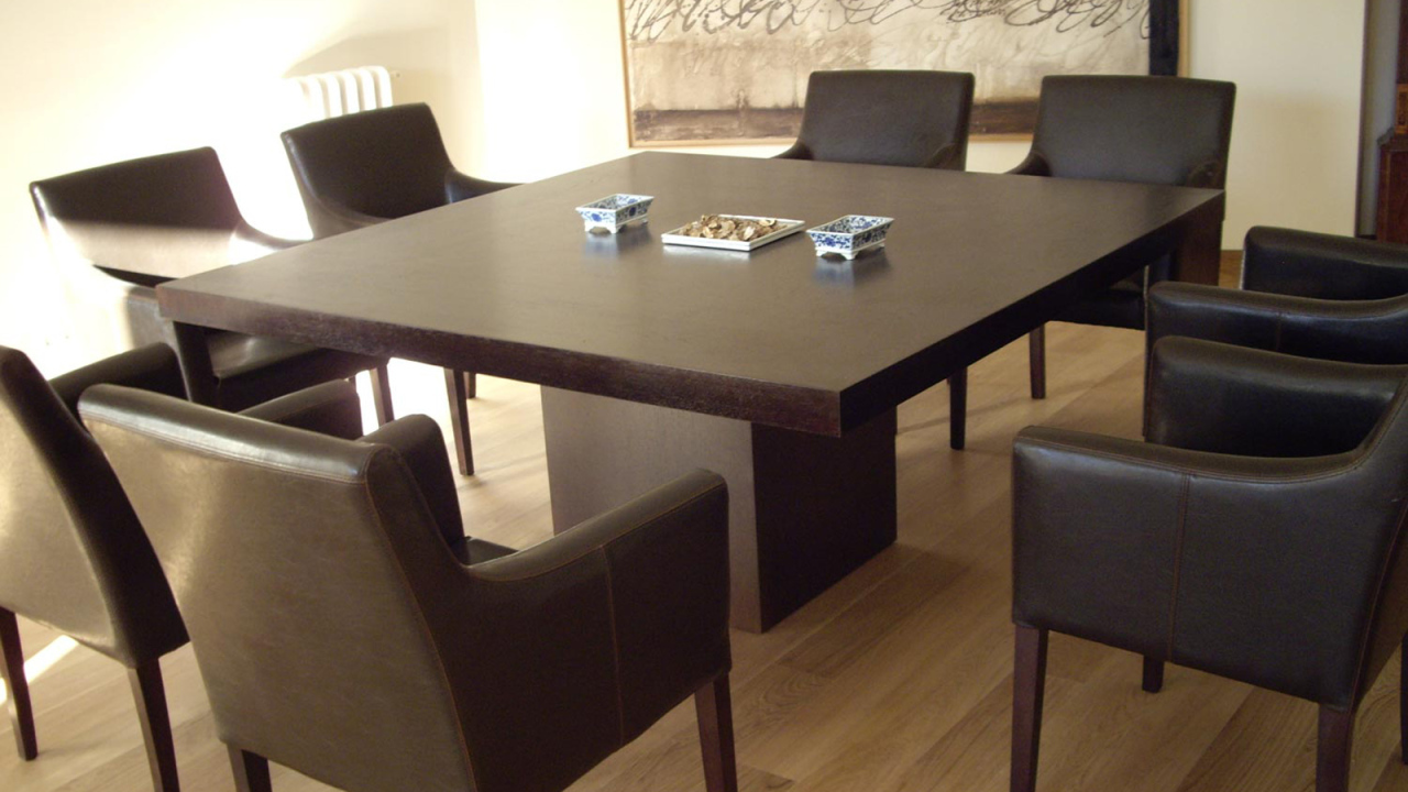 Квадратный стол в столовой