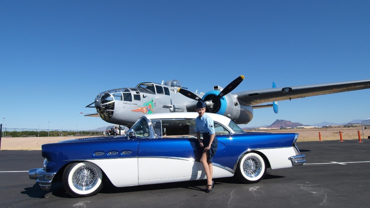 Стюардесса возле ретро автомобиля