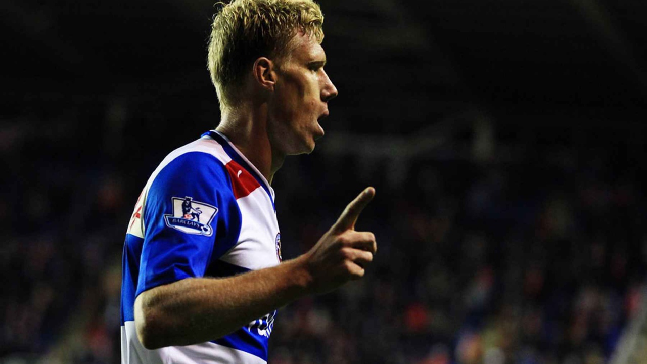 Павел Погребняк нападающий клуба Рединг на поле