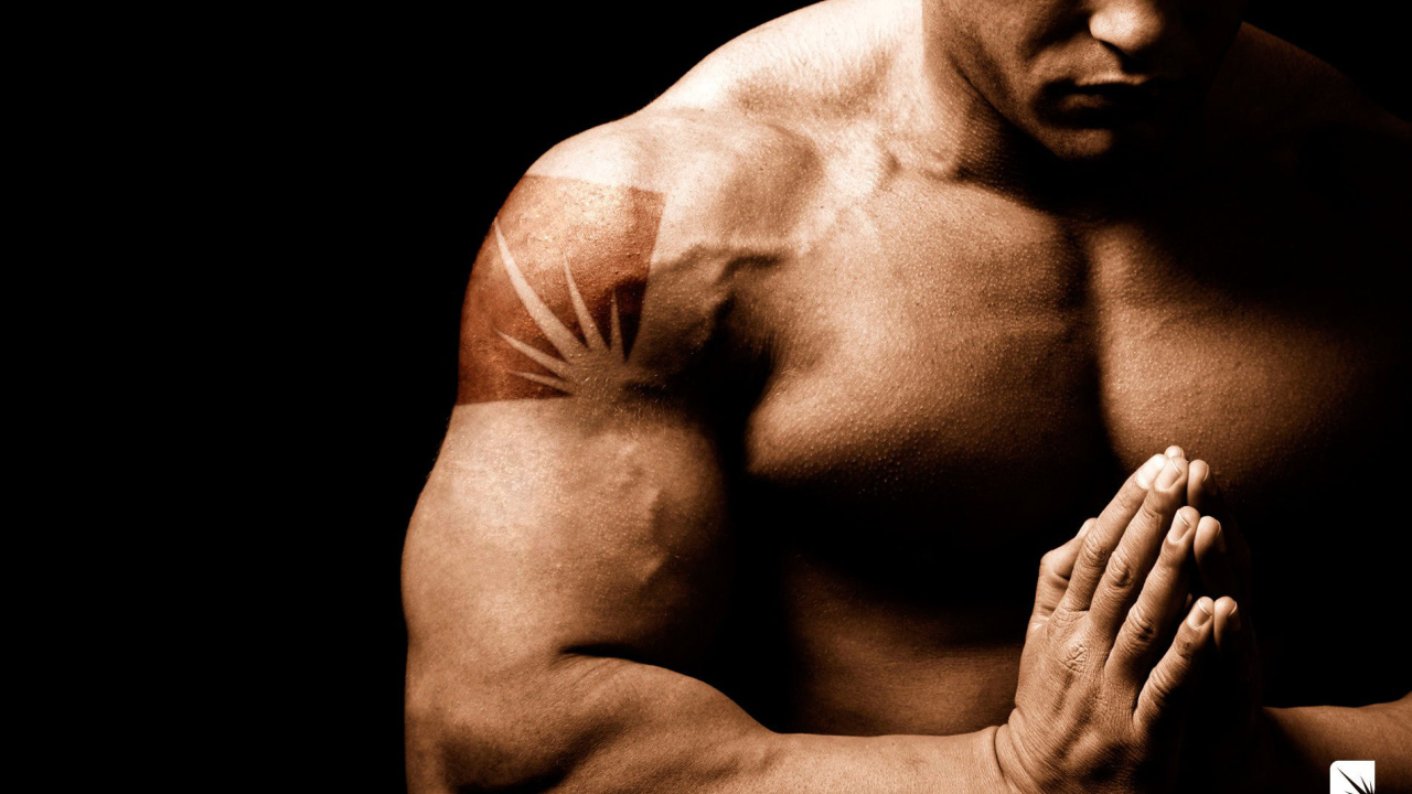 Сильный мужчина с тату