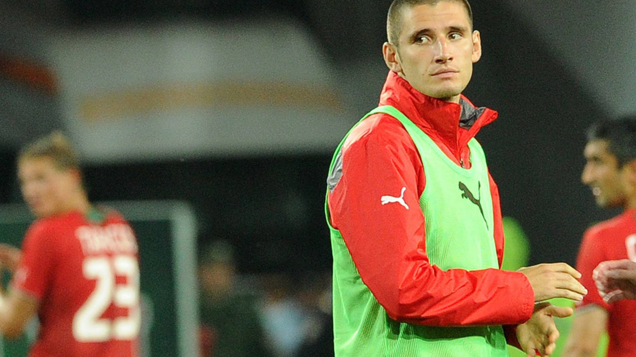 Тарас Бурлак защитник Локомотива на поле