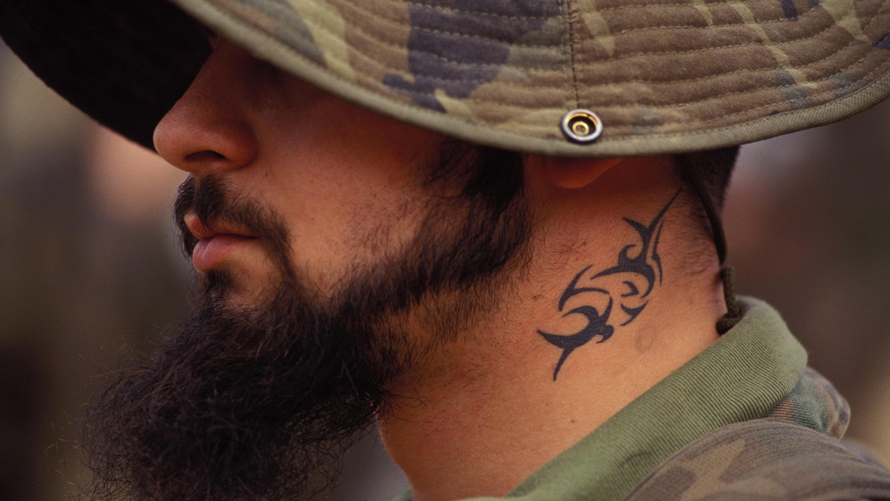 Тату на шее солдата