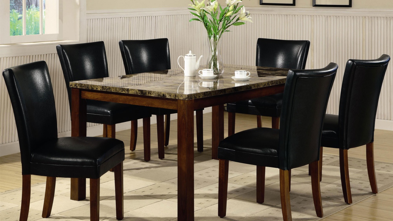 Чай на столе в столовой