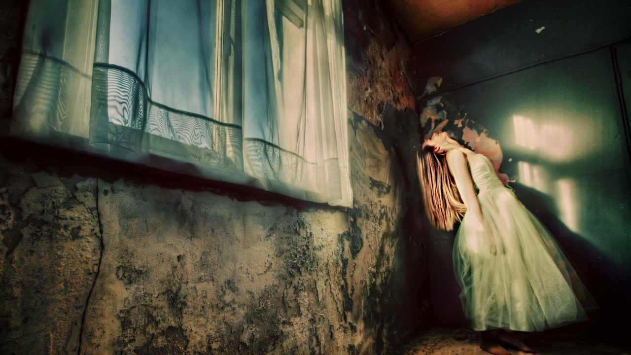 Фотография Девушка в белом платье